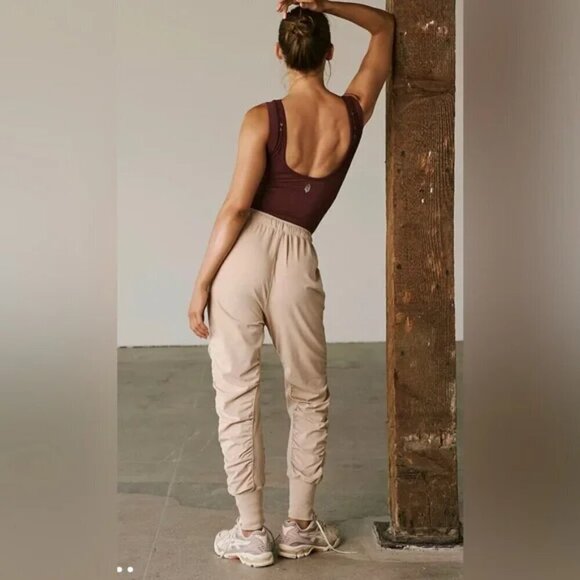 NWT Free People Movement Hot Shot Rematch Shirred Tan Jogger Pants - Picture 2 of 8
